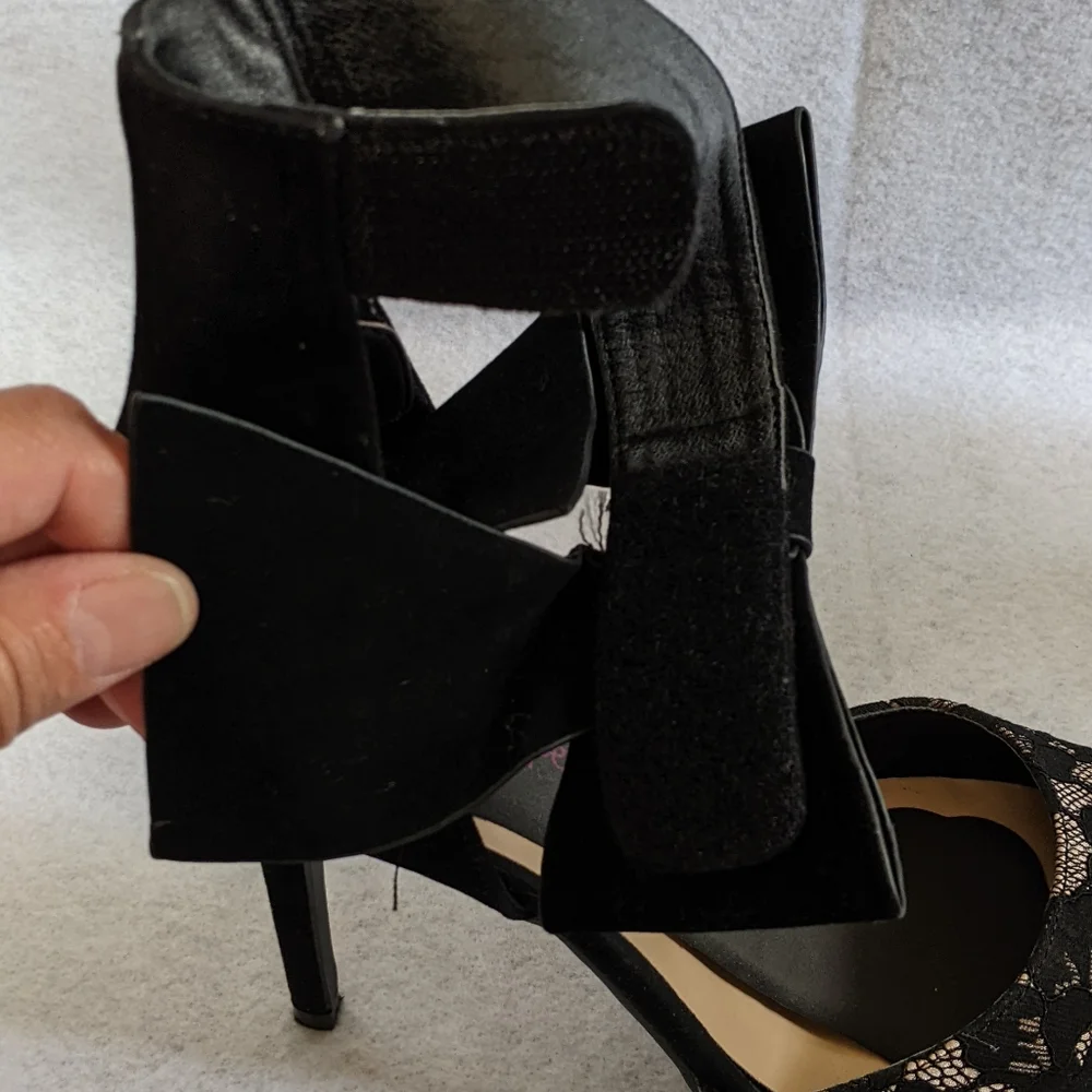 Shoe Dazzle throw cocktail